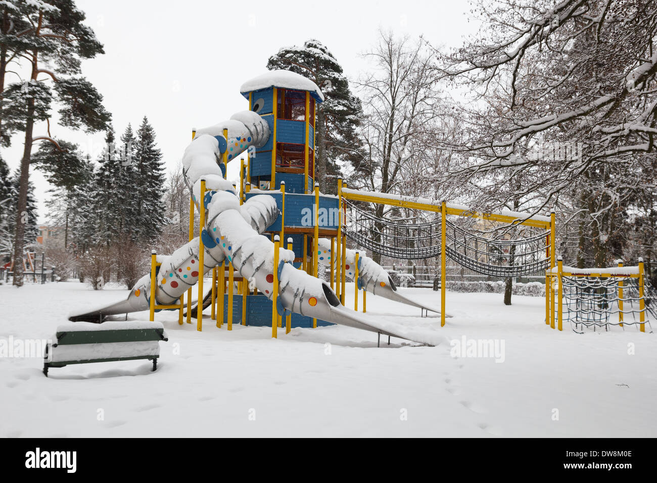 Coperta di neve il parco giochi per i bambini nel parco della città Foto Stock