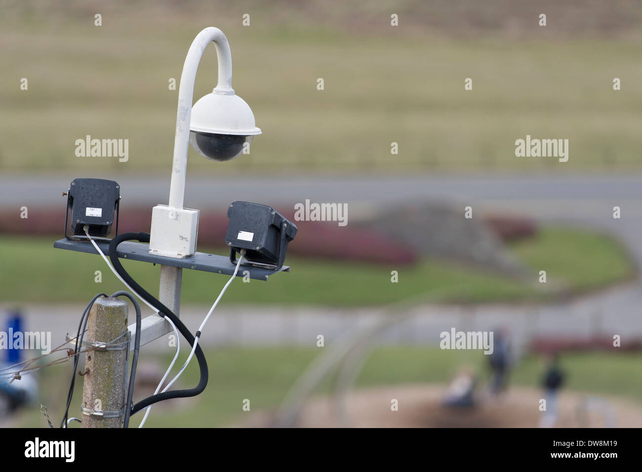 Una CCTV videocamera di sicurezza che si affaccia su una zona residenziale. Foto Stock