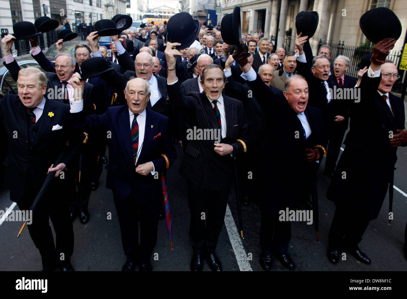 01/03/12 Foto oggi da tal Cohen - Membri della In & Out Club marzo intorno a St James's Square 01 marzo 2012, la In & Out, uno di Londra più antico e prestigioso membro privato del club, celebra il suo 150° compleanno oggi.club del presidente di S.A.R. il Duca di Edimburgo (foto di Tal Cohen) Tutti i diritti riservati ñ Tal Cohen - locali il diritto d'autore si applica a tutte le modalità di stampa e l'utilizzo on line. Corrispettivi sarà conforme con lo standard di spazio e tassi di utilizzo per quel paese, regione o Stato. Foto Stock