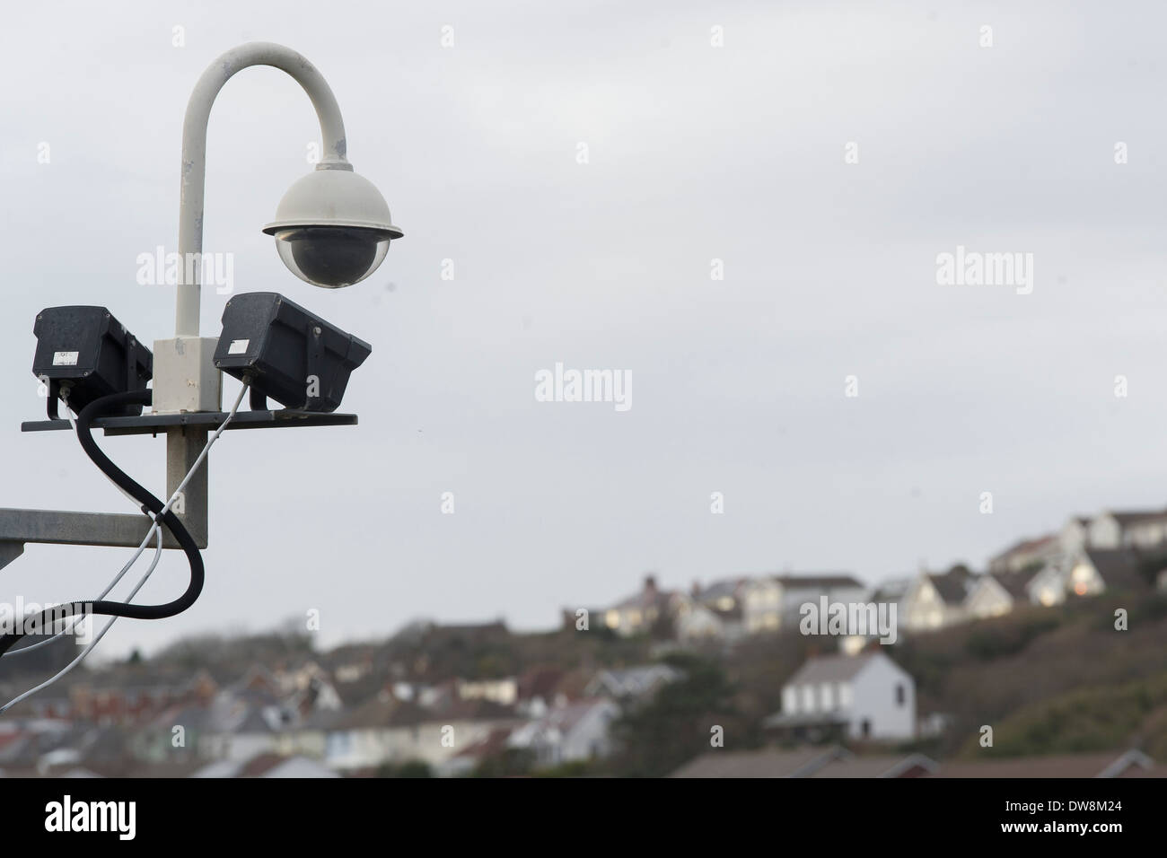 Una CCTV videocamera di sicurezza che si affaccia su una zona residenziale. Foto Stock