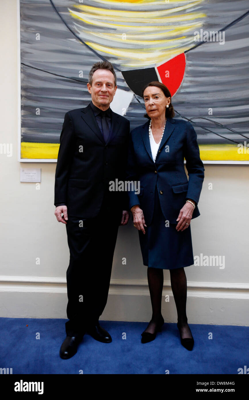 Led Zeppelin John Paul Jones (L) e mica Ertegun sono visti durante un photcall presso il British Academy di Londra, 29 febbraio 2012, l'annuncio di uno dei più grandi donazioni alle università di Oxford nei suoi 900 anni di storia della mica e Ahmet Ertegun borse di studio in filosofia . Foto di Tal COHEN Foto Stock