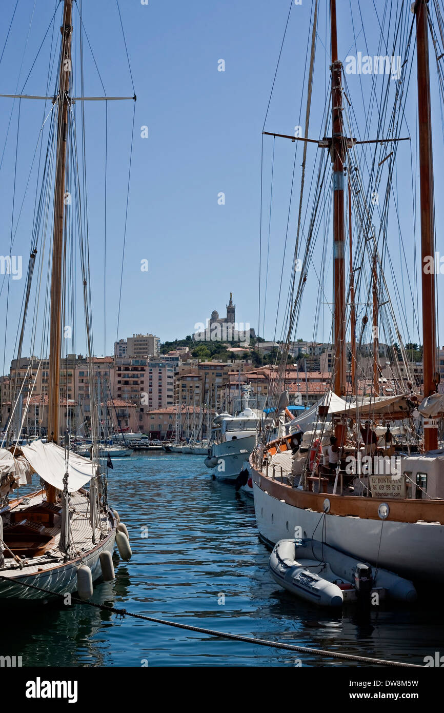 La vista del porto e della cattedrale di Notre Dame de la Garde, Marsiglia Francia Foto Stock