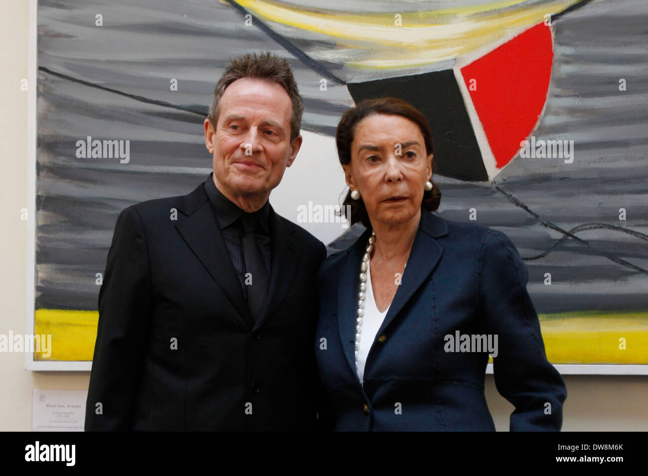 Led Zeppelin John Paul Jones (L) e mica Ertegun sono visti durante un photcall presso il British Academy di Londra, 29 febbraio 2012, l'annuncio di uno dei più grandi donazioni alle università di Oxford nei suoi 900 anni di storia della mica e Ahmet Ertegun borse di studio in filosofia . Foto di Tal COHEN Foto Stock