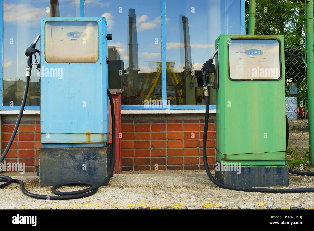Due vecchie pompe di carburante benzina o gas station Foto Stock