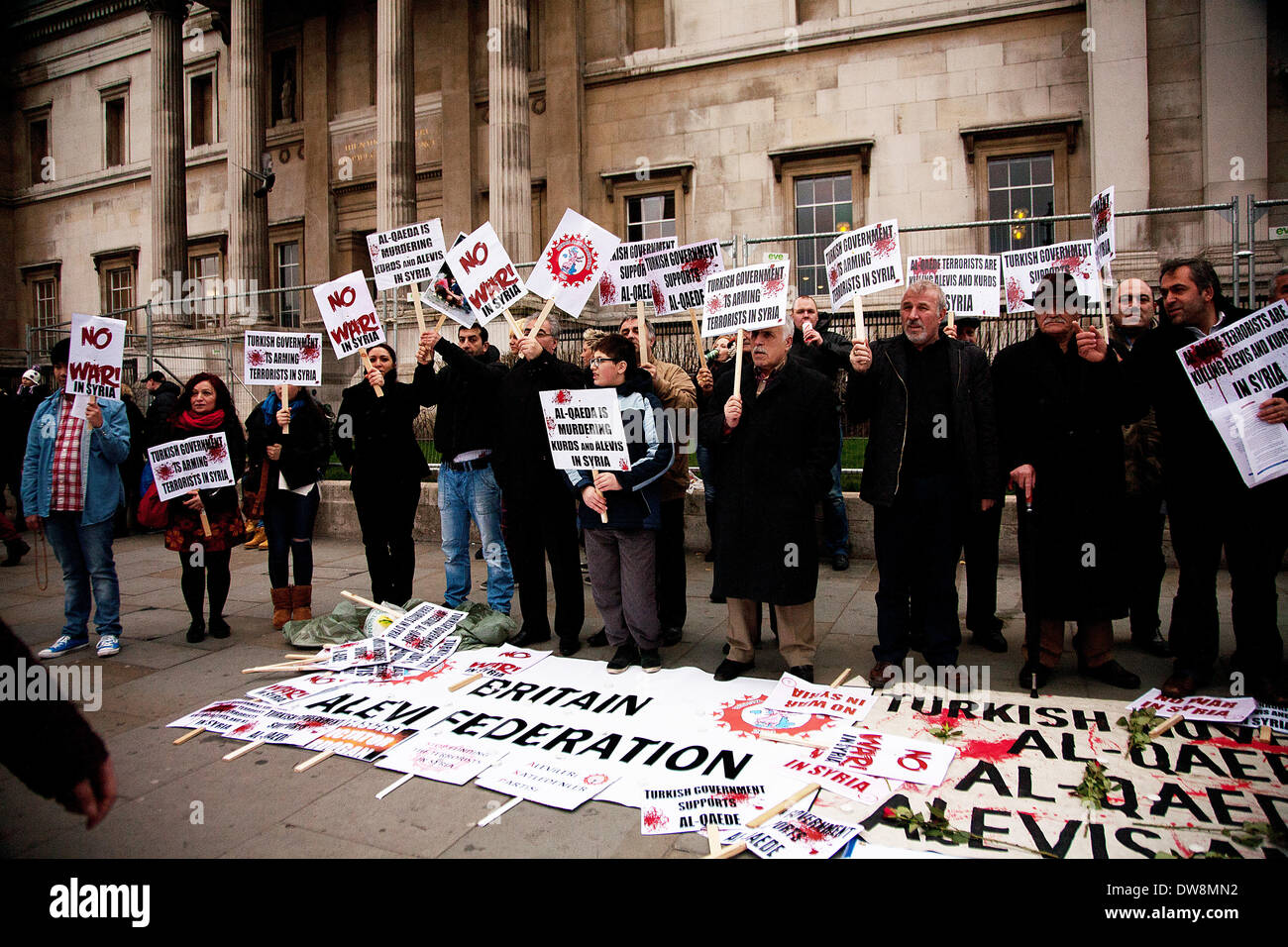 Londra, Regno Unito. 2 Marzo, 2014. I dimostranti si riuniscono a Trafalgar Square a manifestare contro il governo turco che a loro dire è sostenere " di al-Qaeda assassini". Credito: Adina Tovy/Alamy Live News Foto Stock