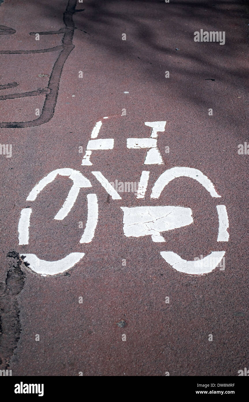 Dipinto di cartello stradale che indica una corsia di ciclismo Foto Stock
