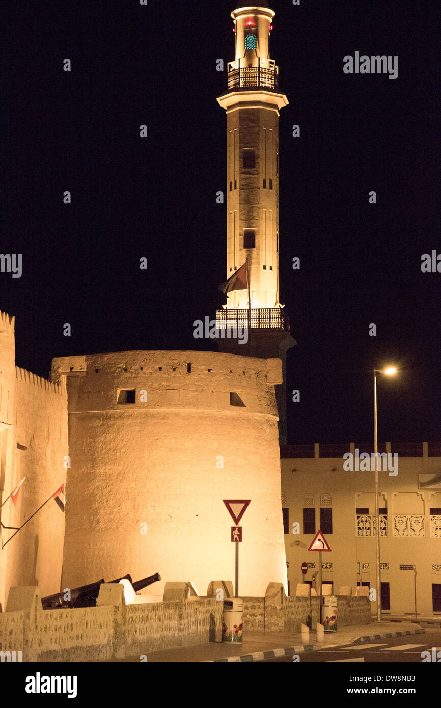 Le fortificazioni e una torre a Dubai Città vecchia. Foto Stock