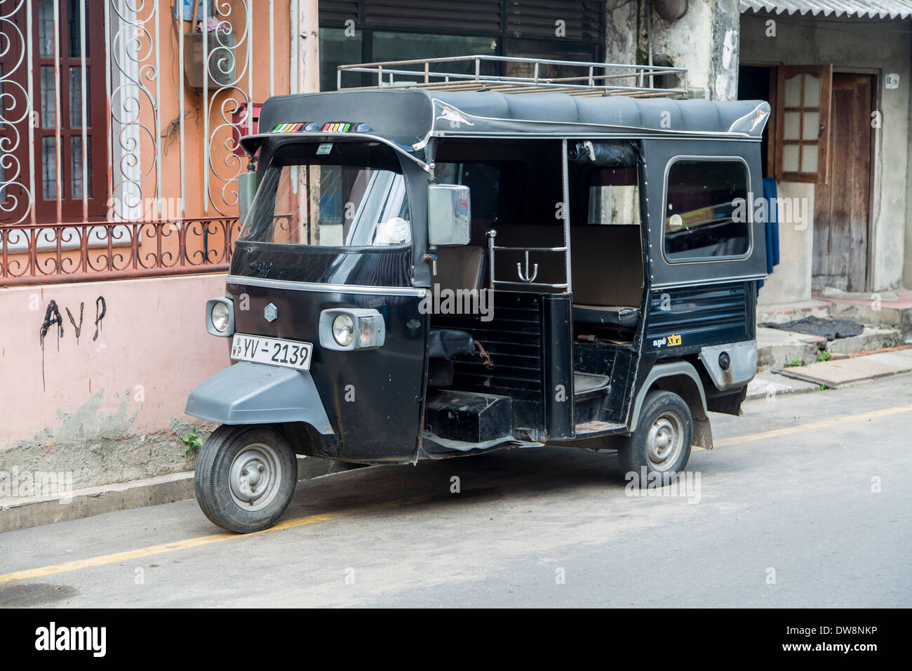 Colombo, Sri lanka - 23 gennaio 2014: auto rickshaw o tuk-tuk sulla strada di colombo. La maggior parte di tuk-tuks in sri lanka sono leggermente modificati Bajaj Indian modello importato dall'india. Foto Stock