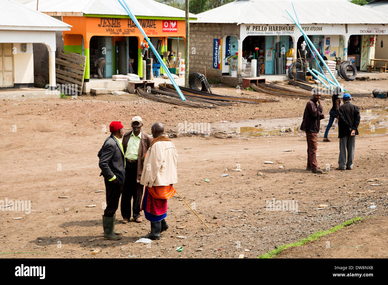 Gli uomini riuniti in Tanzania, Africa Foto Stock