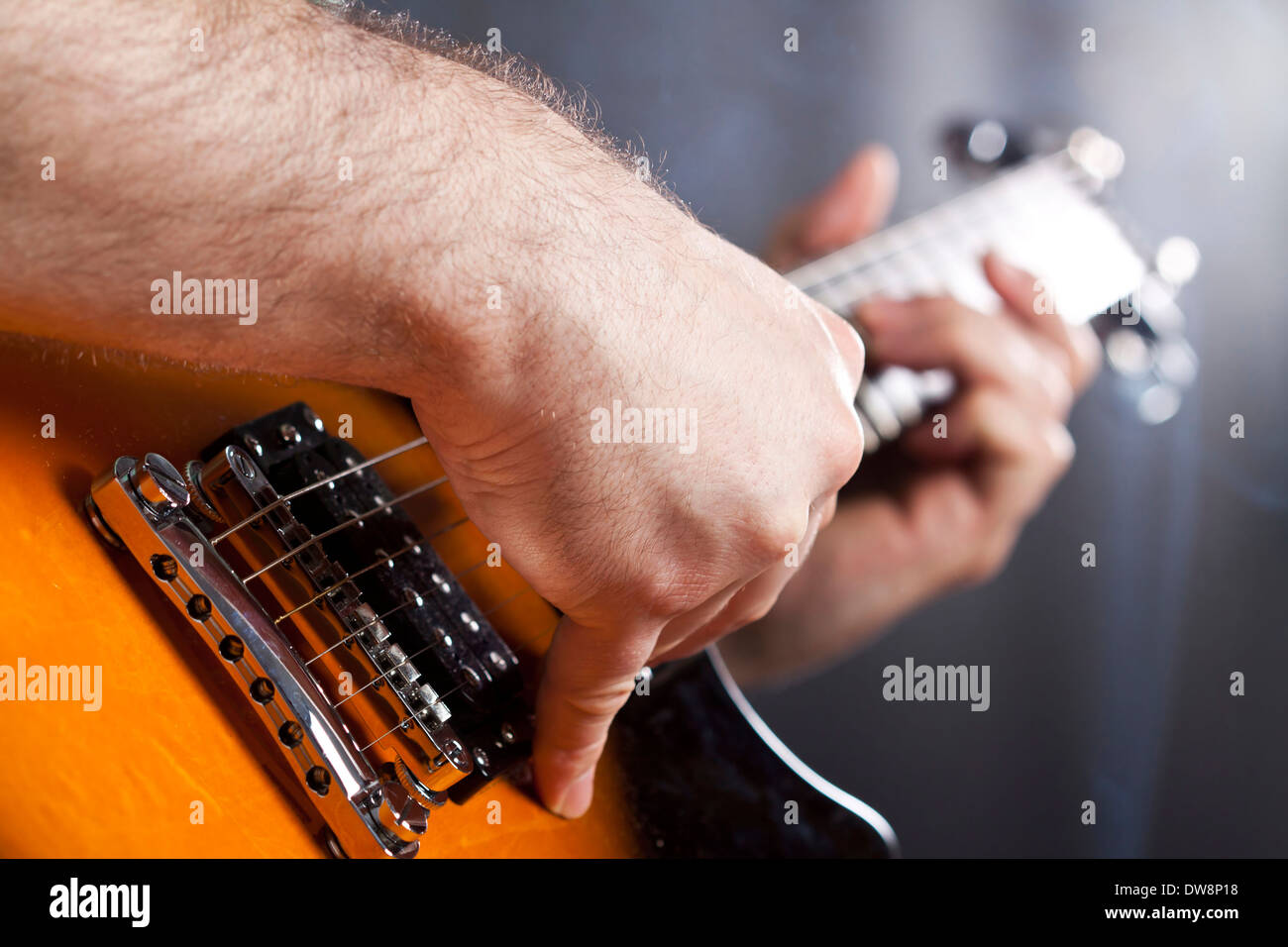 Chiudere fino a mano d'uomo a suonare la chitarra Foto Stock