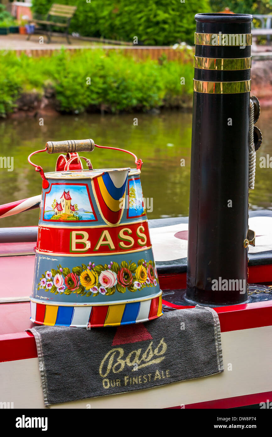 Dipinto a mano acqua brocca con un Bass Charrington bar asciugamano a bordo di una barca stretta. Foto Stock