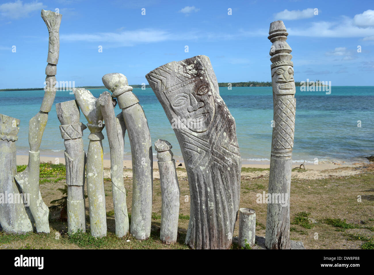 Sculture in legno di origine Kunie da San Maurizio Bay, Vao, Iles des Pins, Nuova Caledonia, Sud Pacifico Foto Stock