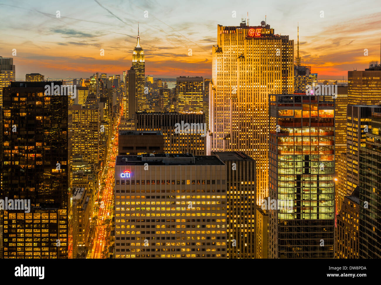Vista aerea Midtown Manhattan New York City altezza illuminato dall'Empire State Building Foto Stock