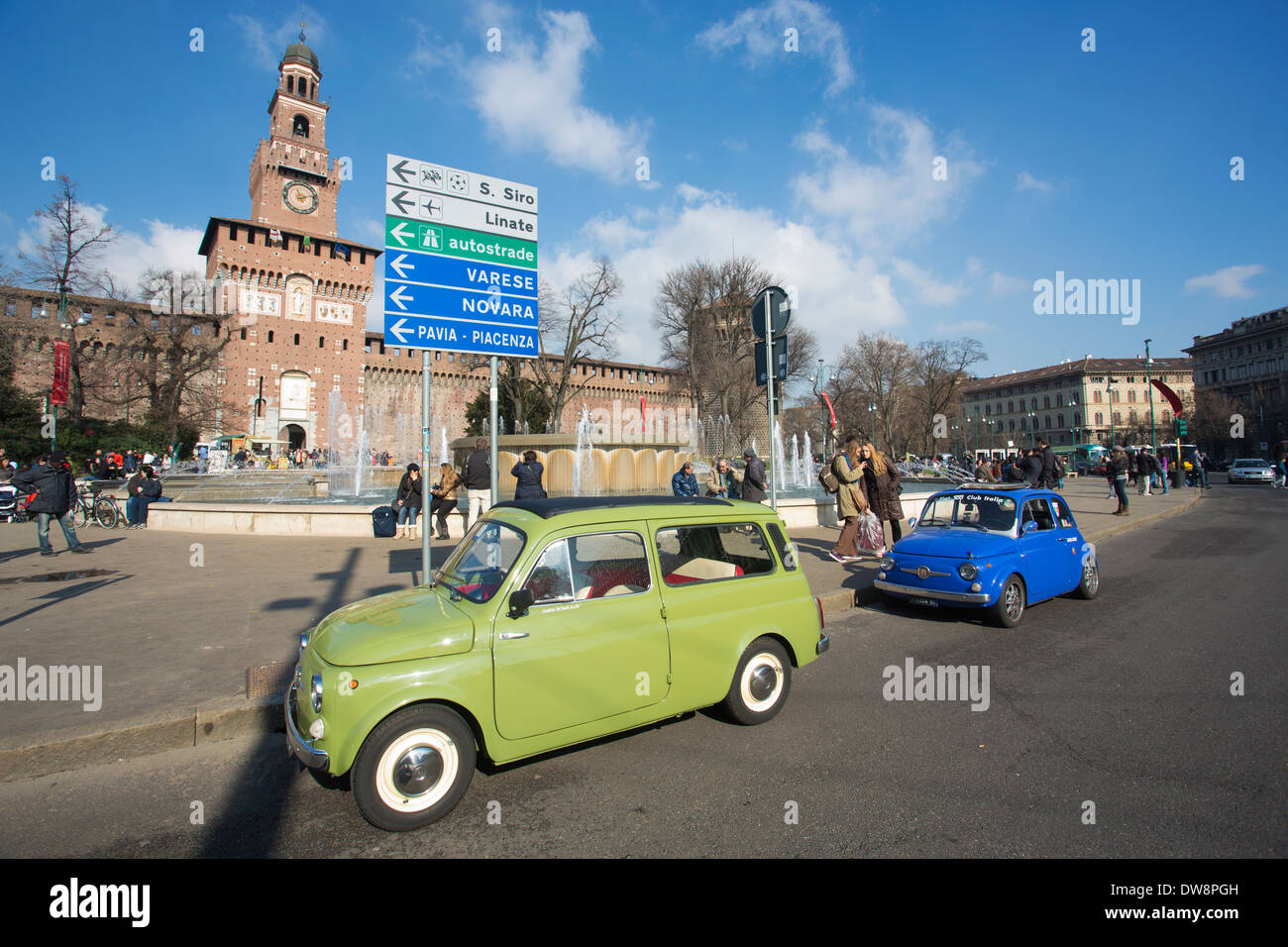 Classic Fiat auto parcheggiate al Castello Sforzesco, Castello Sforzesco, Piazza Castello, Milano Italia Foto Stock