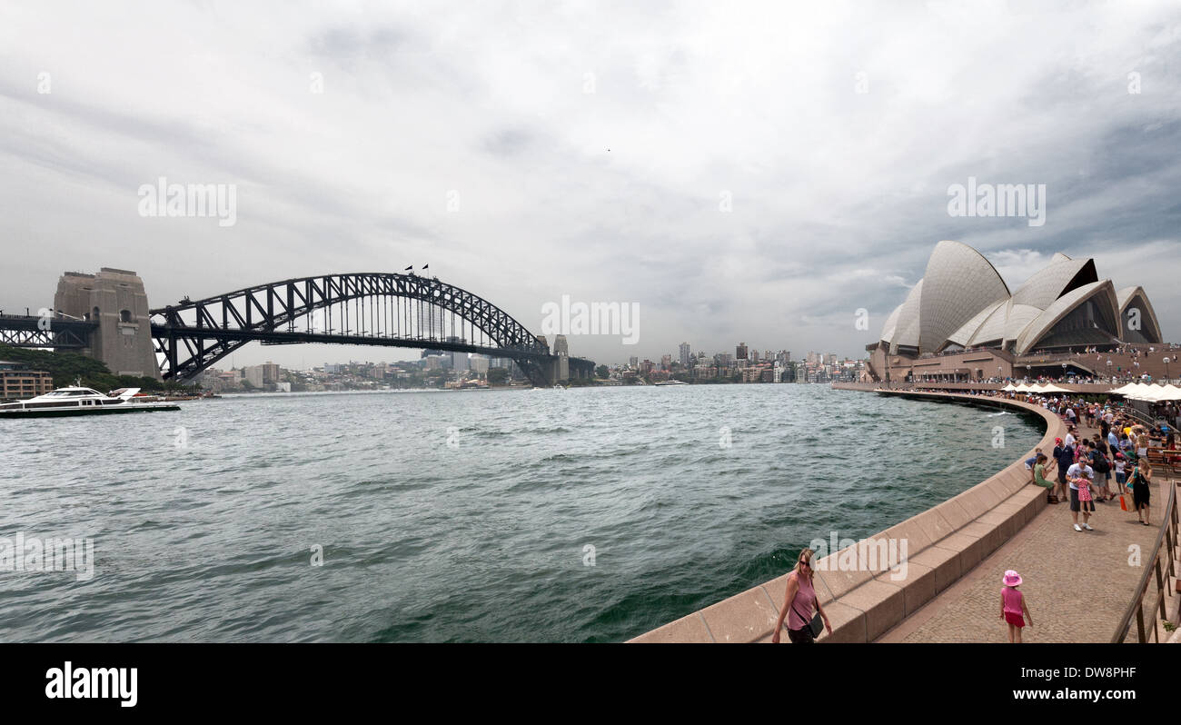 Sydney Harbour Bridge, noto anche come "The Coathanger" e Opera House, Australia Foto Stock