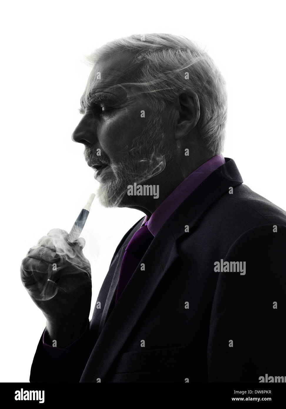 Un Caucasian Senior Business Man di Fumare elettronica E-sigaretta silhouette sullo sfondo bianco Foto Stock