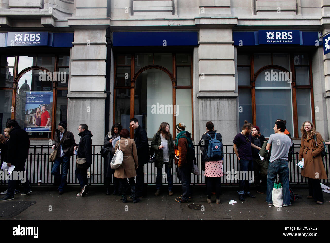 I clienti in coda al di fuori del centro di Londra RBS branch pronto a chiudere i loro conti o protesta direttamente al manager. Ramo di RBS, 127 High Holborn Londra centrale 23 febbraio 2012.( anti-RBS protesta. Questo giovedì, come RBS annuncia i risultati annuali compresi i suoi bonus previsto pool di 500 milioni di sterline. ( Foto da tal Cohen) Tutti i diritti riservati ñ Tal Cohen - ...locale legge di copyright si applica a tutte le modalità di stampa e l'utilizzo on line. Corrispettivi sarà conforme con lo standard di spazio e tassi di utilizzo per quel paese, regione o Stato... Foto Stock