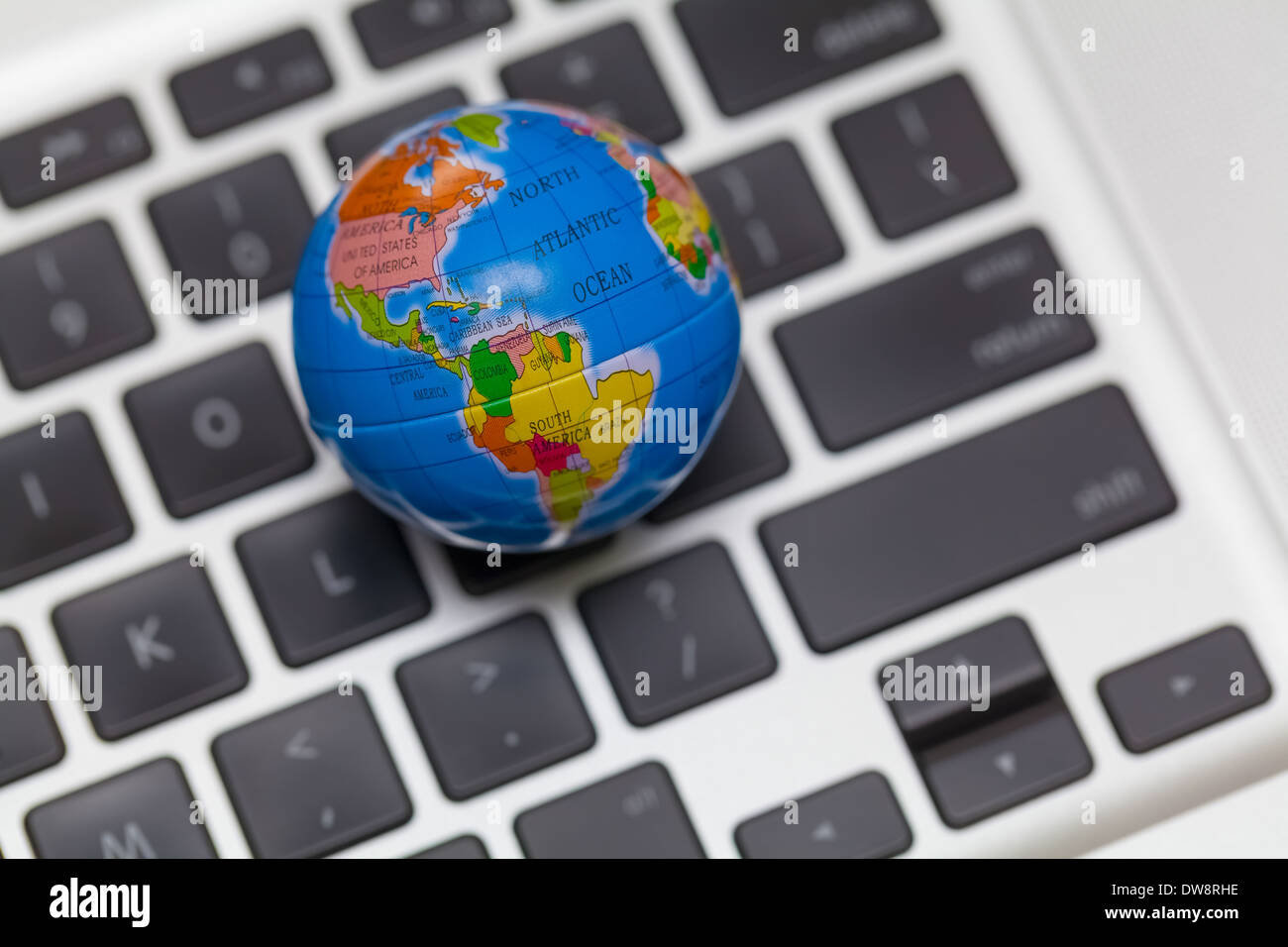 Fotografia di close-up di globo colorato su laptop Foto Stock