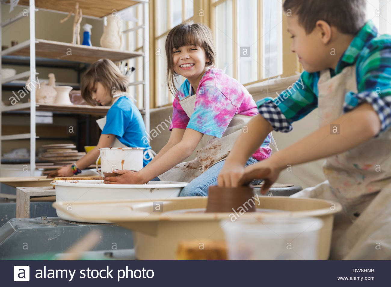 Fila di amici in ceramica classe Foto Stock