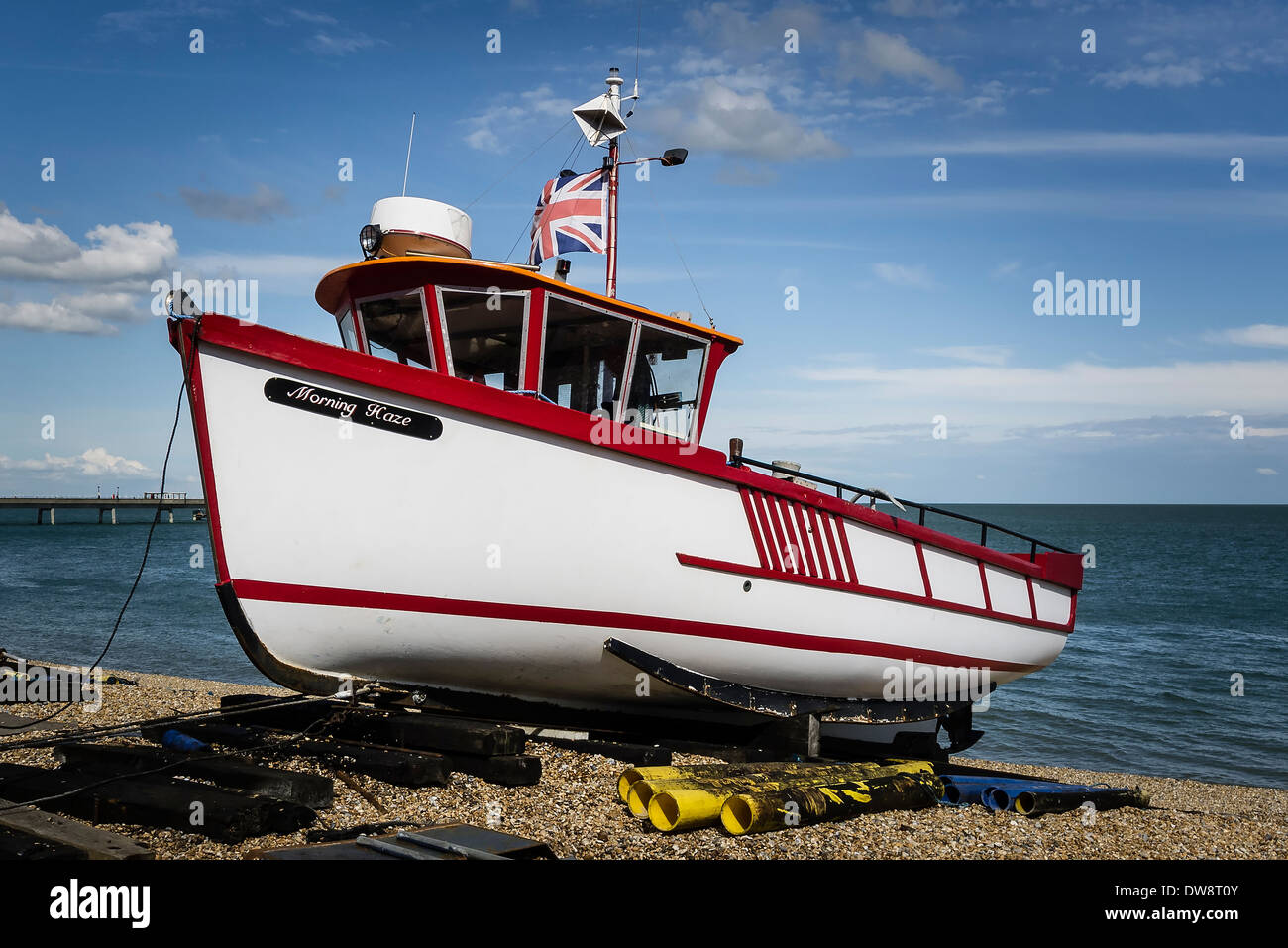 Foschia mattutina vecchia barca da pesca spiaggiata a Deal Kent REGNO UNITO Foto Stock