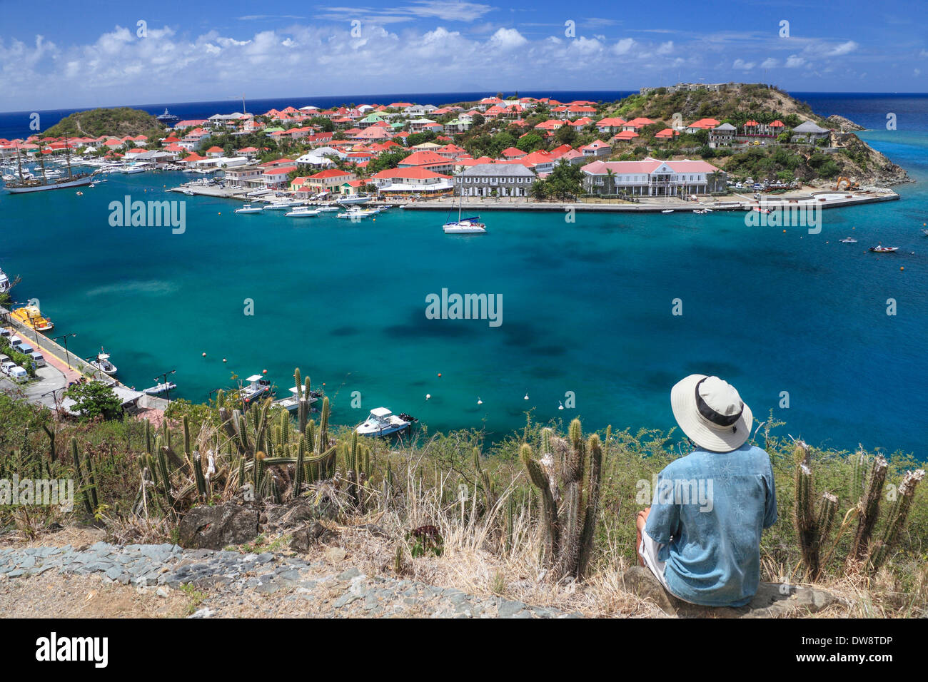 Visitatore guarda al porto di Gustavia, St. Barts Foto Stock