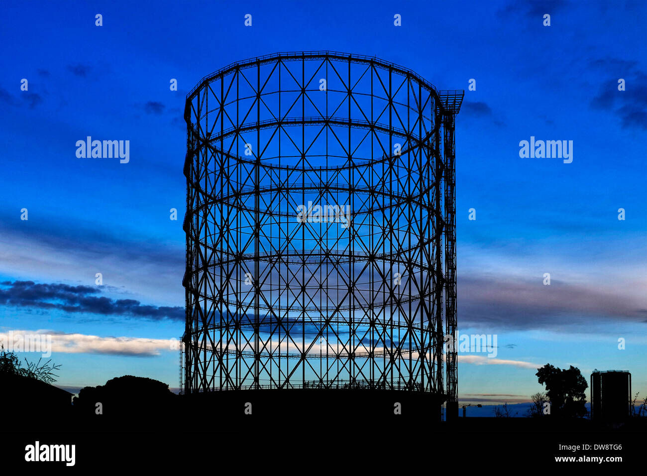 Silhouette di un contenitore di gas, Roma Italia Foto Stock