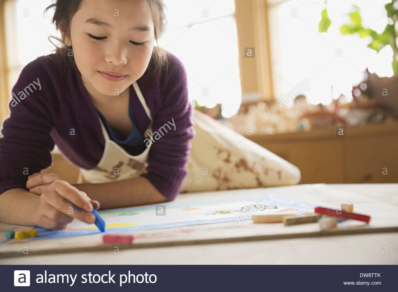 Ragazza di disegno con colori pastello in classe d'arte Foto Stock