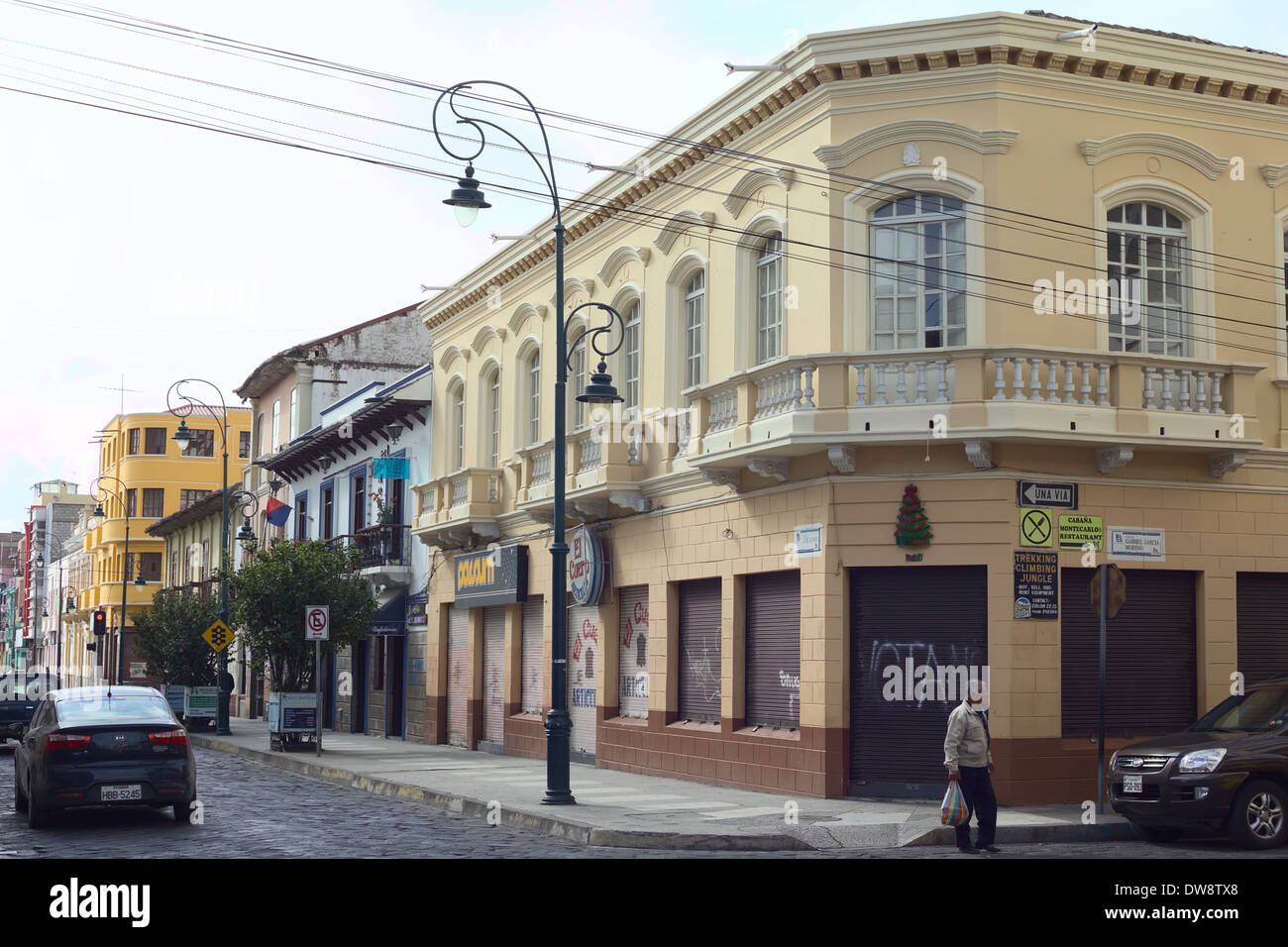 Calle 10 de Agosto (10 de Agosto Street, nel centro della città di Riobamba, Ecuador Foto Stock