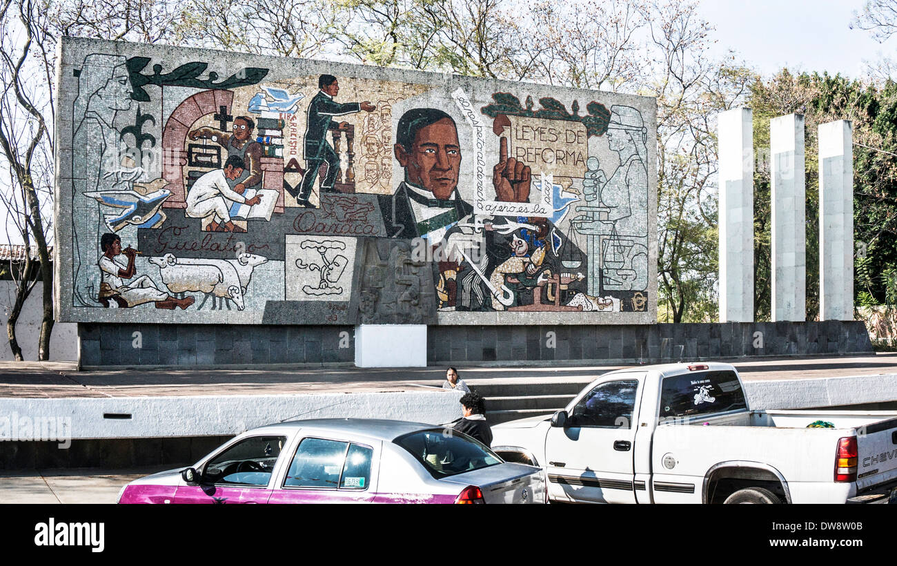 A pavimento a mosaico monumento murale celebrando la vita & riforme del Messico di amato presidente indigeno Benito Juarez Oaxaca Foto Stock