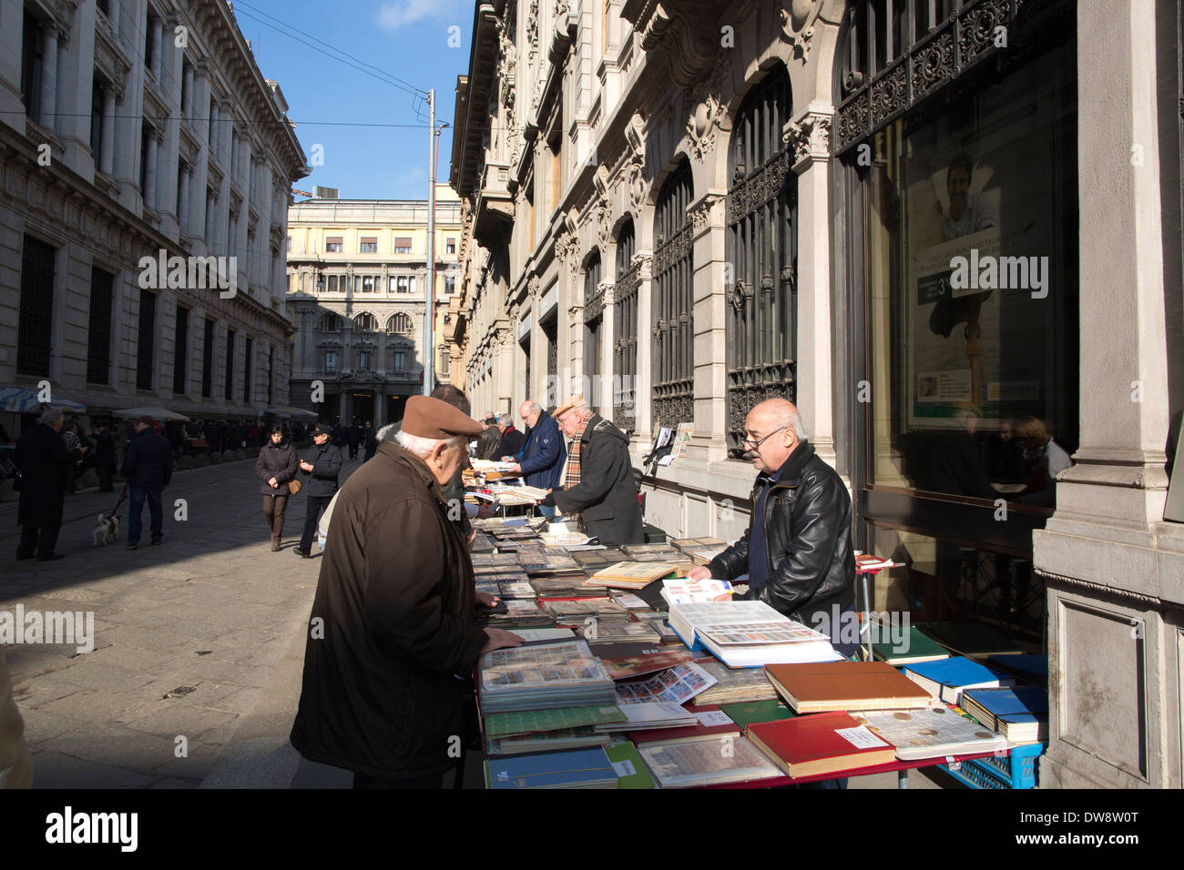 Borsino timbro e cartolina al mercato via Armorari dietro Piazza Cordusio, central milano, Italia Foto Stock