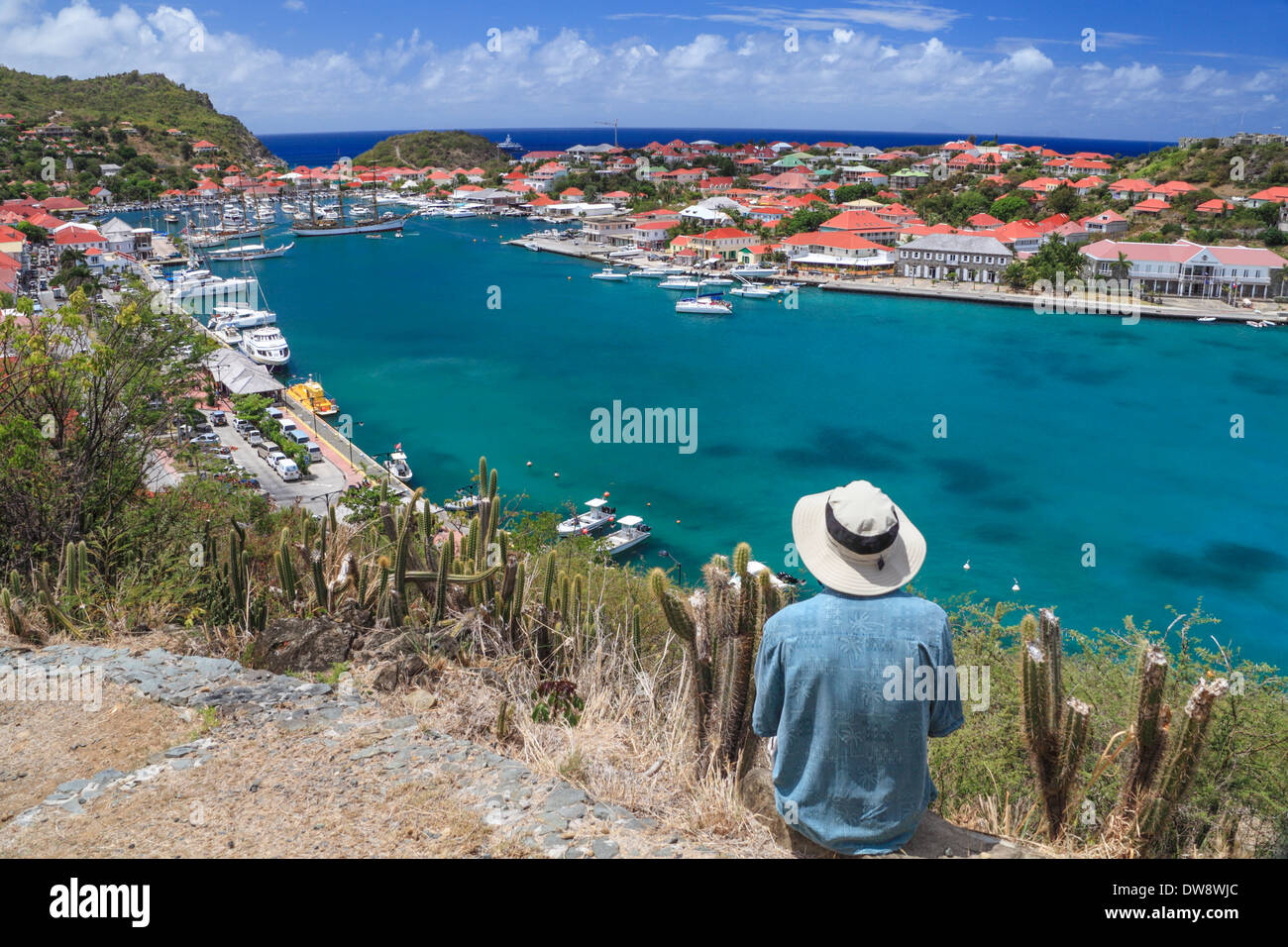 Tourist guarda al porto di Gustavia, St. Barts Foto Stock