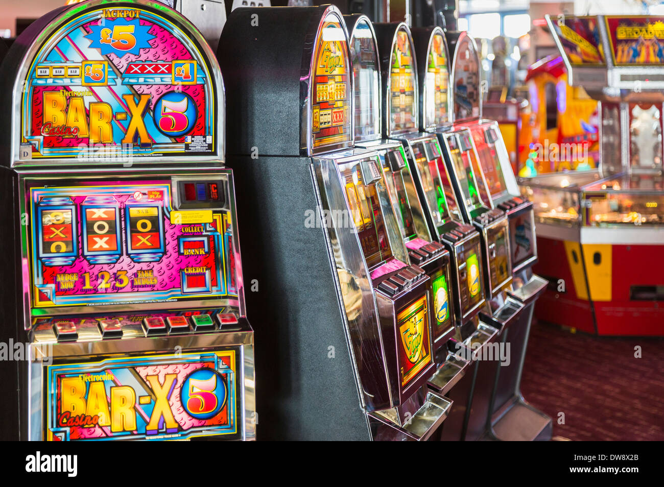 Vivacemente colorato slot, i giochi e le macchine di frutta nella sala giochi a Sandown Pier, Isle of Wight, Regno Unito Foto Stock