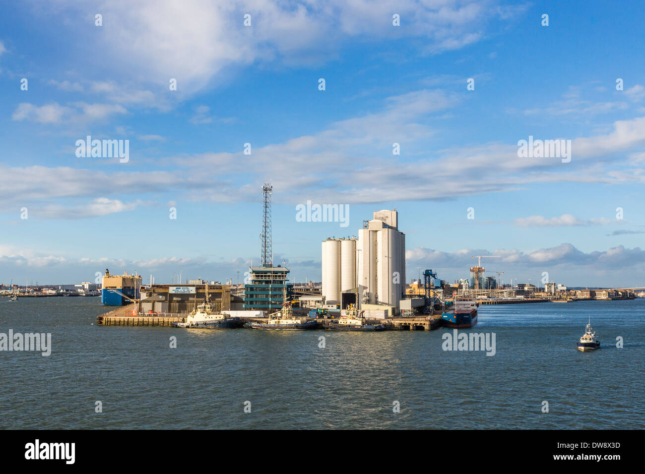 Vista di Southampton Docks sul Solent, Hampshire, Regno Unito con il cielo blu e nuvole in una giornata di sole Foto Stock