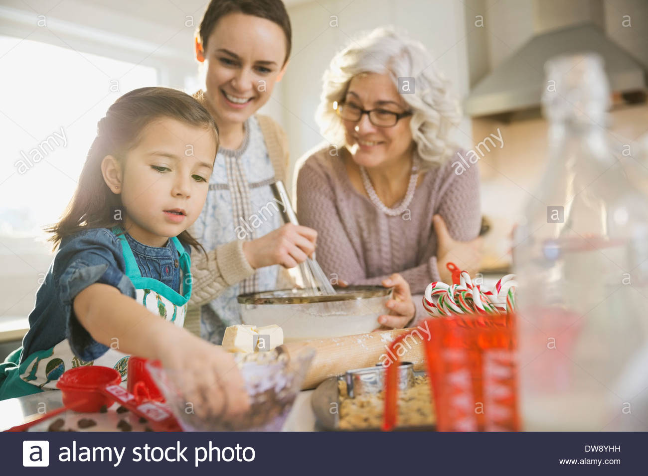 Tre generazioni della famiglia insieme di cottura durante il periodo di Natale Foto Stock
