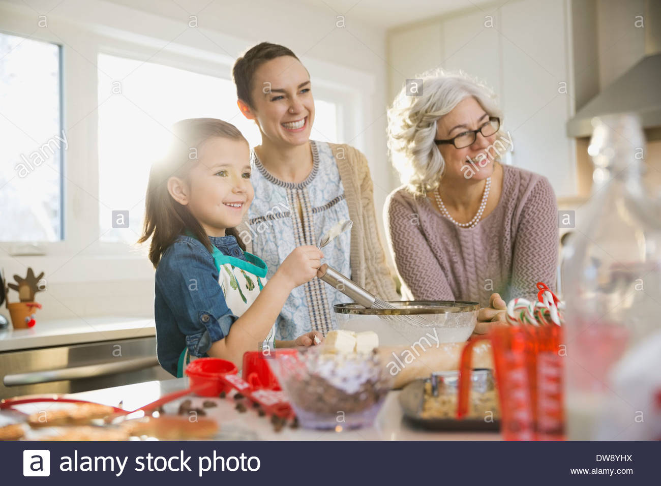 Tre generazioni la famiglia i biscotti di cottura a Natale Foto Stock