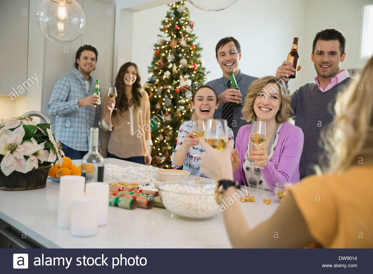 Allegro amici tostare in cucina durante la festa di Natale Foto Stock