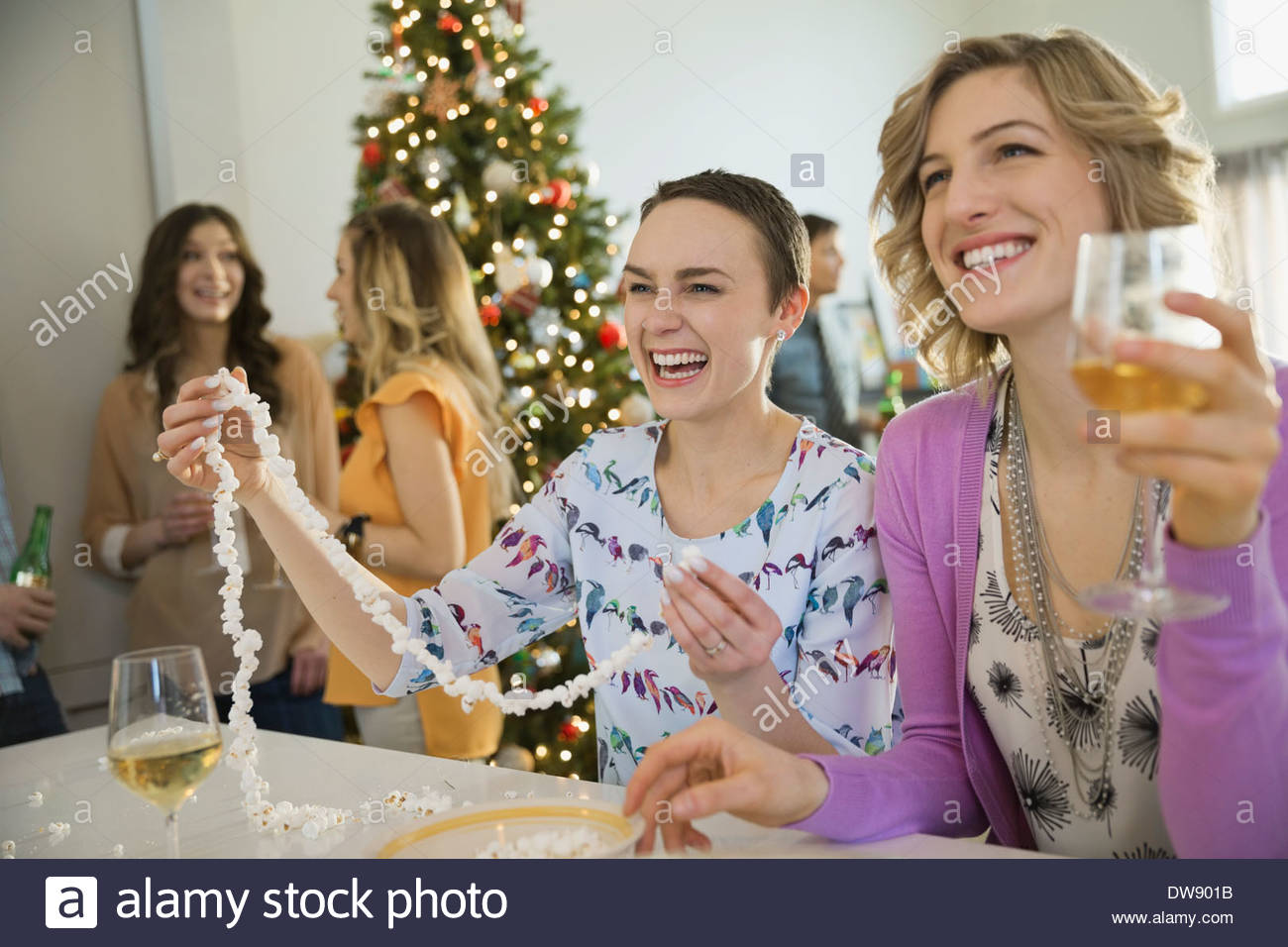 Amici trascorrere il tempo libero insieme durante il periodo di Natale Foto Stock
