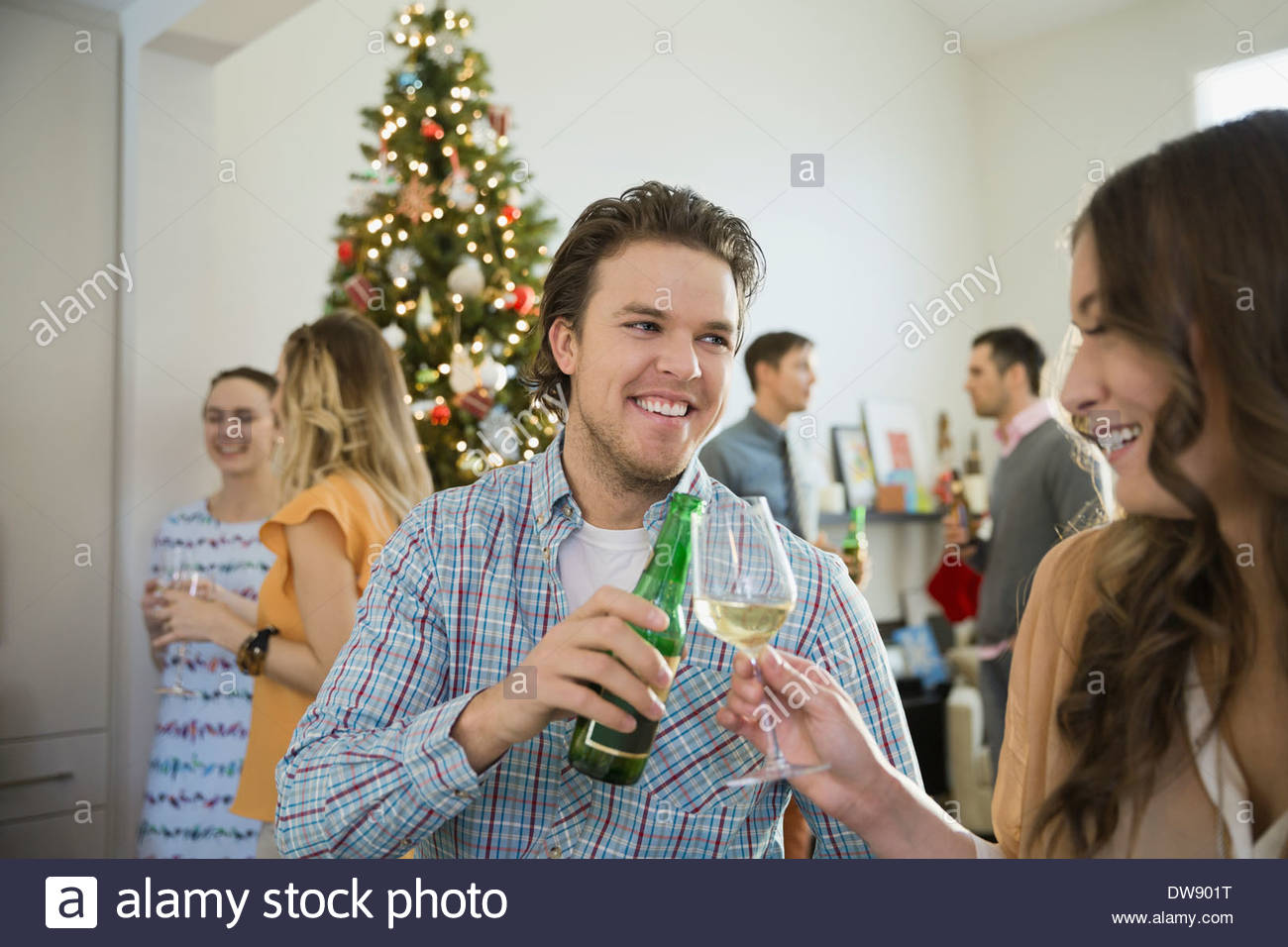 Amici di bevande di tostatura alla festa di Natale Foto Stock