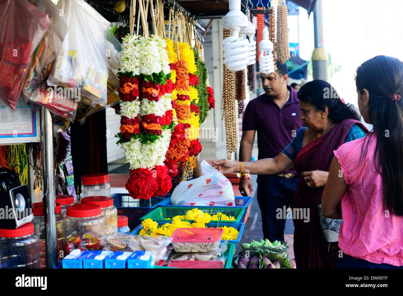 Ghirlande di fiori venduti da un tempio indù di Singapore. Foto Stock