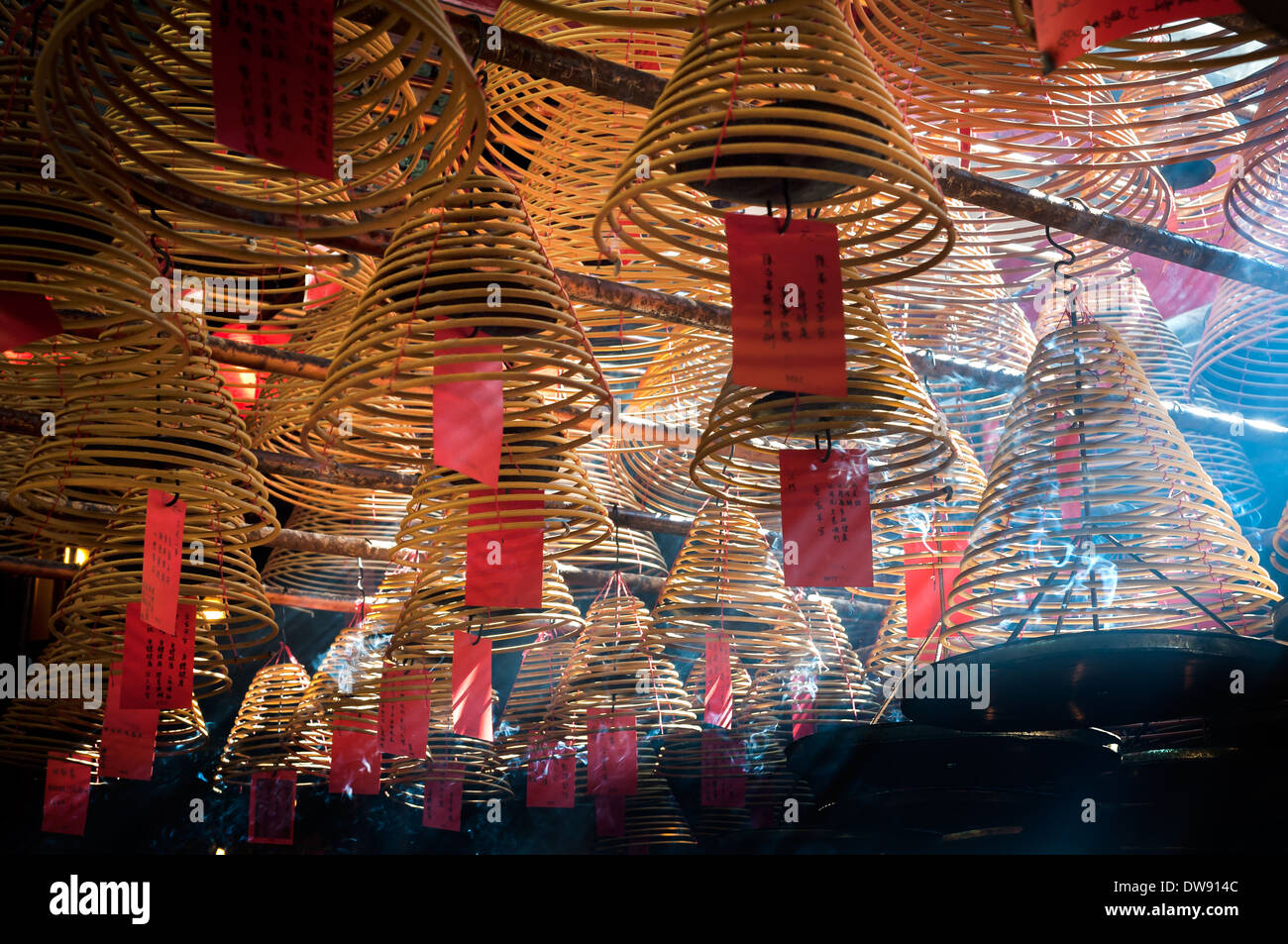 Bobine di incenso e di fumo all'interno del Tempio di Man Mo, Hollywood Road, Hong Kong Foto Stock