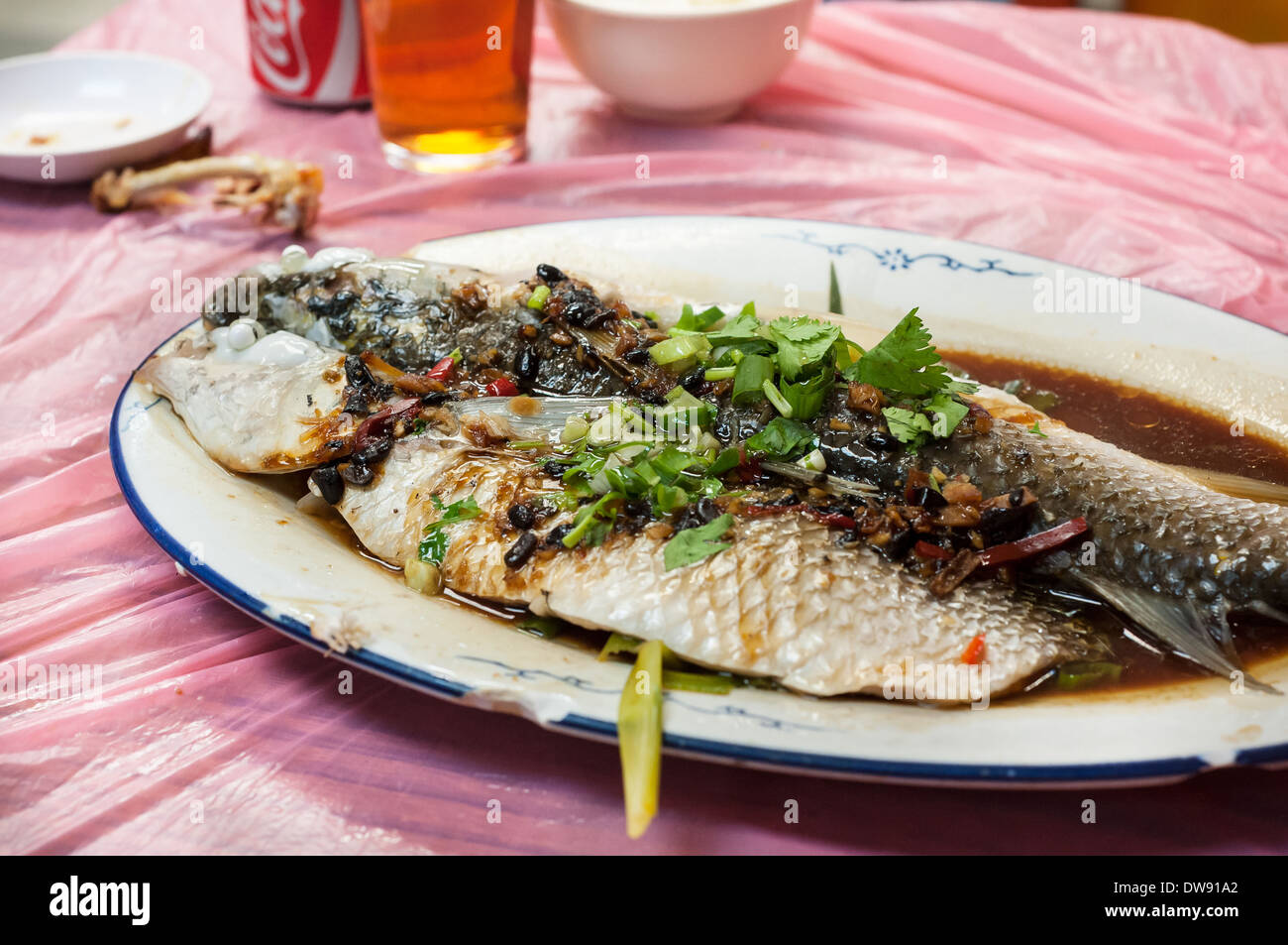 Pesce al vapore nel chicco nero e la salsa di soia a hong kong ristorante Foto Stock