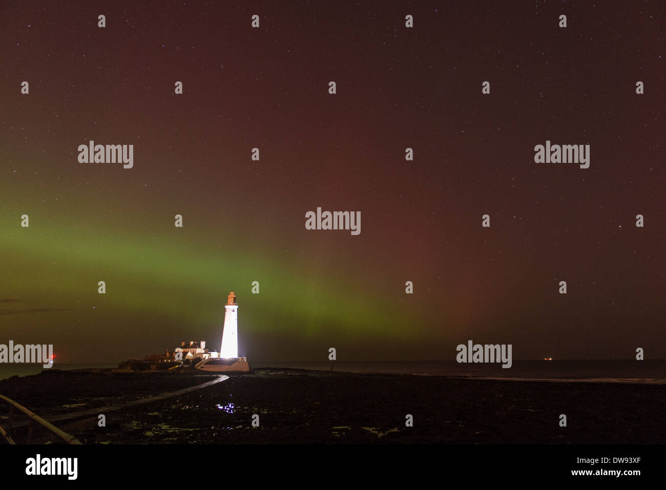 L'Aurora boreale AKA le luci del nord, danza su St. Mary's Faro a Whitley Bay. Foto Stock