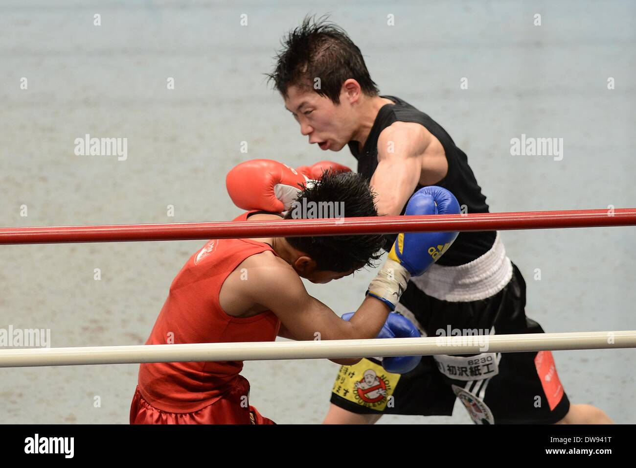 Tokyo, Giappone. 3 Mar 2014. Momo Koseki (JPN), Angor Onesongchaigym (THA) Boxe : Momo Koseki del Giappone combatte contro Angor Onesongchaigym di Thiland durante il WBC atomweight donna titolo di inscatolamento bout a Tokyo in Giappone . Credito: Hiroaki Yamaguchi/AFLO/Alamy Live News Foto Stock