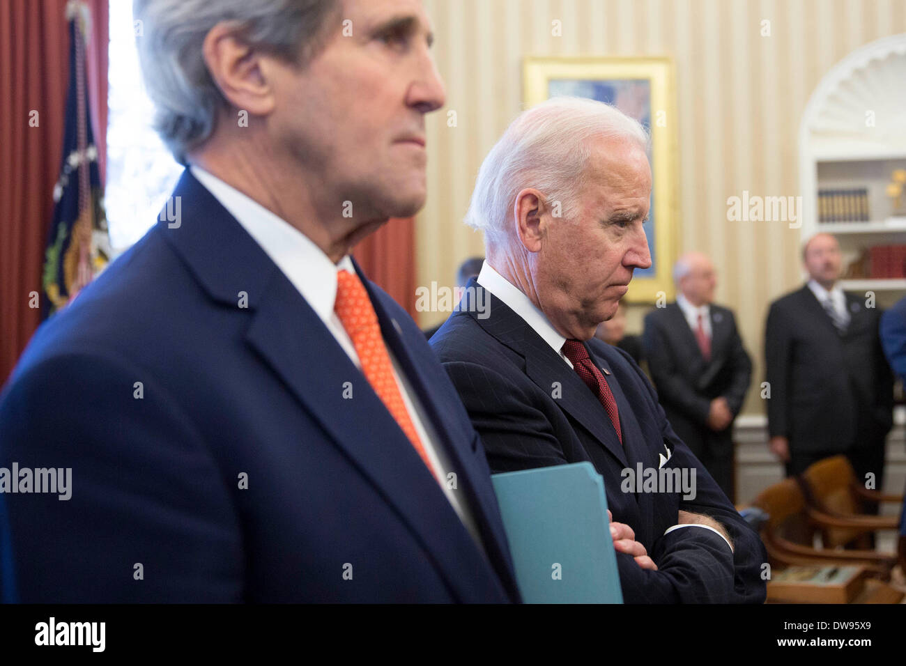 Washington, DC, Stati Uniti d'America. 03 Mar, 2014. Il segretario di stato americano John Kerry (L) e US Vice Presidente Joseph Biden (R) ascoltare commento come presidente degli Stati Uniti Obama e il Primo ministro israeliano Netanyahu (entrambi non raffigurati), si incontrano nell'Ufficio Ovale della Casa Bianca di Washington, DC, Stati Uniti d'America, 03 marzo 2014. Foto: Andrew Harrer / Pool via CNP/dpa/Alamy Live News Foto Stock