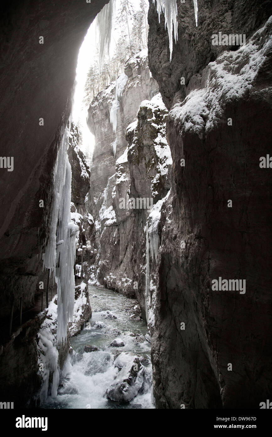 Icy gola con un ruscello di montagna e ripide pareti di roccia, la vista di una grotta, Partnach Gorge, vicino a Garmisch-Partenkirchen Foto Stock