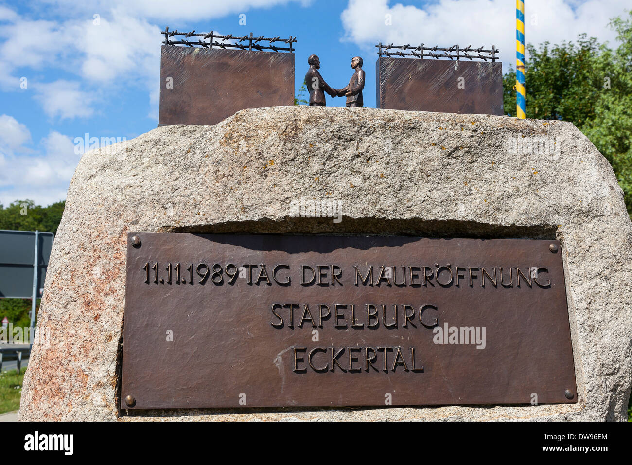 Memoriale al 'Tag der Maueröffnung", il giorno di apertura della frontiera interna tedesca, su 11.11.1989 Stapelburg tra e Foto Stock