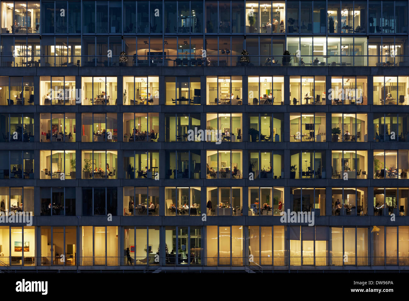 Edifici per uffici con finestre illuminate, la gente al lavoro, Media Harbour, Düsseldorf, Renania settentrionale-Vestfalia, Germania Foto Stock