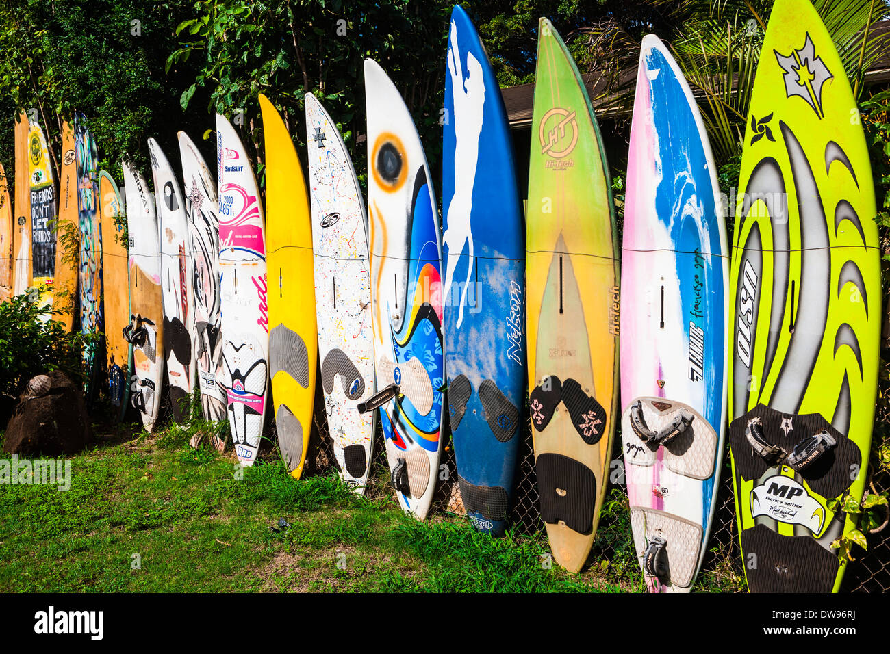 Le tavole da surf decorativo a Ho'okipa Beach Park, Maui, STATI UNITI D'AMERICA Foto Stock