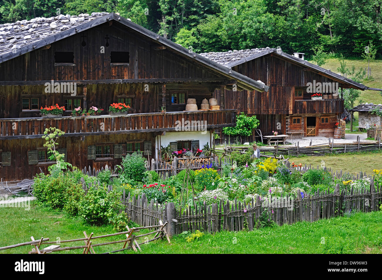 Due aziende agricole con un coltivatore in giardino Markus Wasmeier / Farm e sport invernali Museum, Neuhaus, Schliersee, Alta Baviera, Baviera Foto Stock