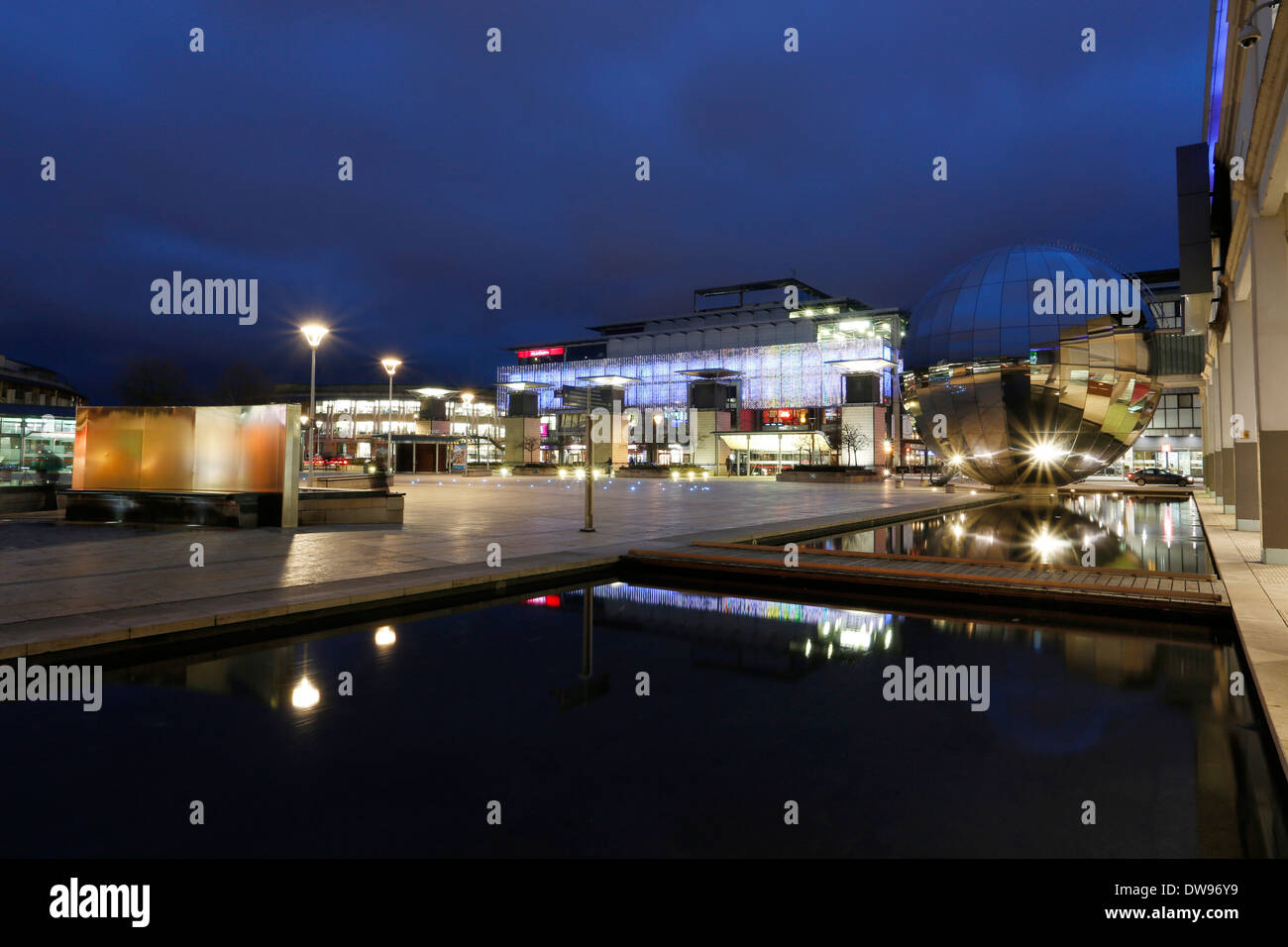 Millennium Square e il Planetarium, area portuale a Floating Harbour, Bristol, Inghilterra, Regno Unito Foto Stock